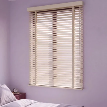 Açık Meşe renkli 50 mm doğal ahşap jaluzi, yatak odası penceresinde