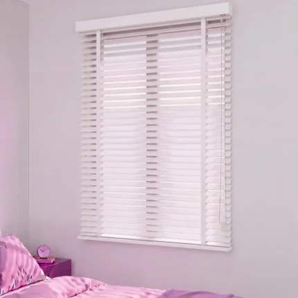 Beyaz renkli 50 mm doğal ahşap jaluzi, yatak odası penceresinde