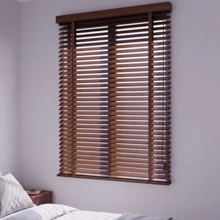 Ceviz renkli 50 mm doğal ahşap jaluzi, yatak odası penceresinde