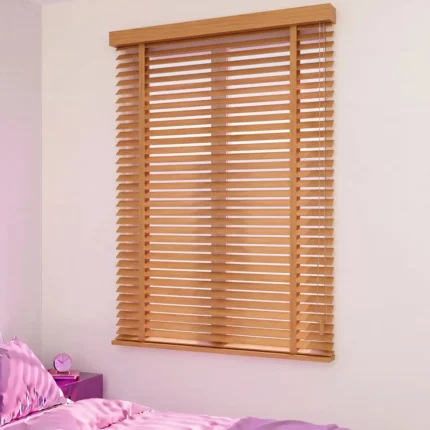Doğal Meşe renkli 50 mm doğal ahşap jaluzi, yatak odası penceresinde