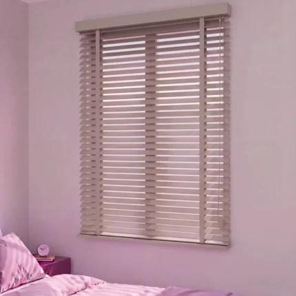 Vizon renkli 50 mm doğal ahşap jaluzi, yatak odası penceresinde
