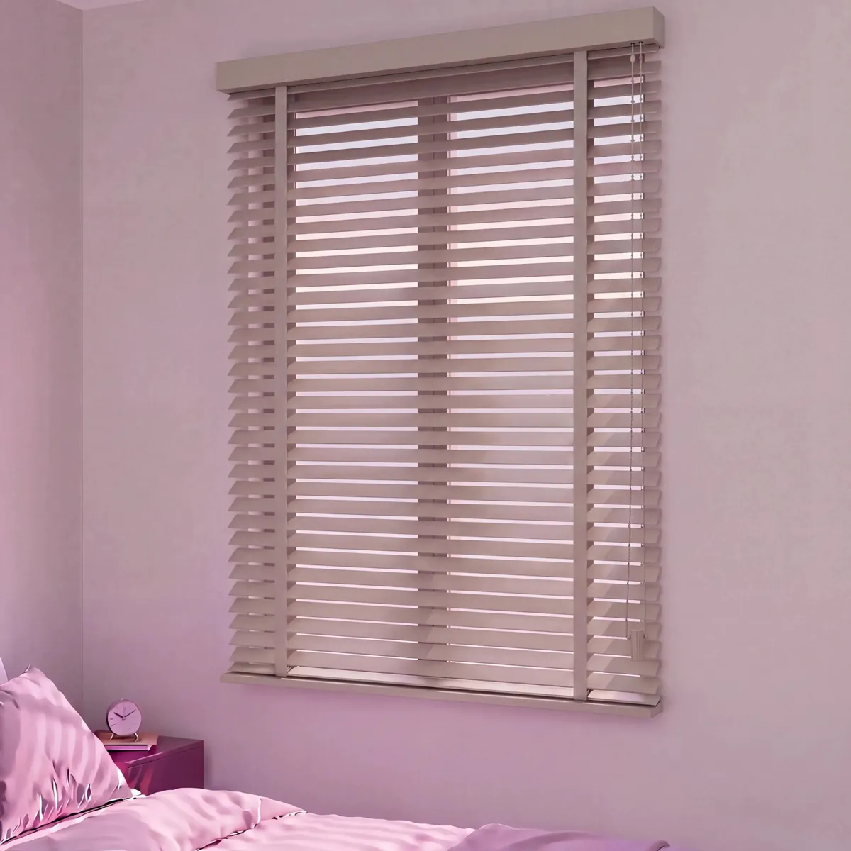 Vizon Ahşap Jaluzi Vizon renkli 50 mm doğal ahşap jaluzi, yatak odası penceresinde