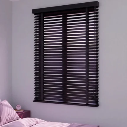 Wenge renkli 50 mm doğal ahşap jaluzi, yatak odası penceresinde