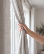 Düz keten bej tül perde dökümlü ve yumuşak görünümü
